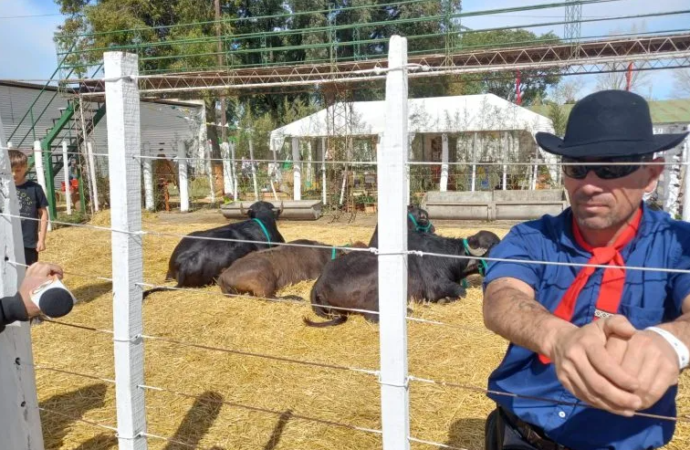 El único domador de búfalos del país destacó la producción bubalina de Corrientes: «Han sabido aprovechar al máximo sus cualidades»