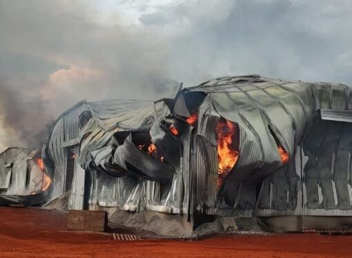 Veroz incendio en un depósito de la Cooperativa Agrícola Liebig en Corrientes: Estiman pérdidas por tres millones de kilos de yerba Playadito