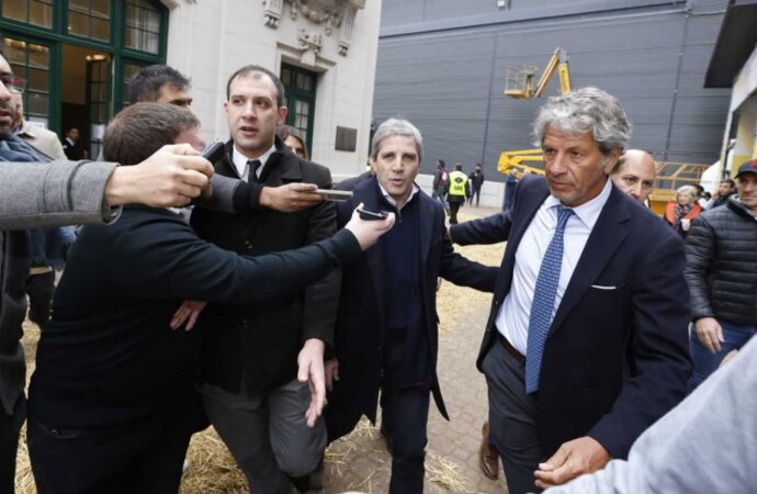 Caputo reconoció que están en “deuda” con el campo y adelantó: “En un año se podrían ir las retenciones”