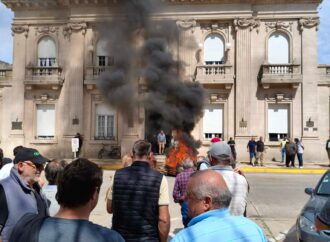 “Estamos hartos”: fuerte protesta de productores frente al municipio de 9 de julio por las inundaciones