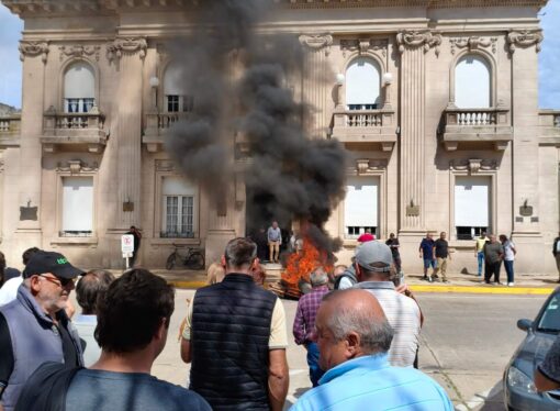 “Estamos hartos”: fuerte protesta de productores frente al municipio de 9 de julio por las inundaciones