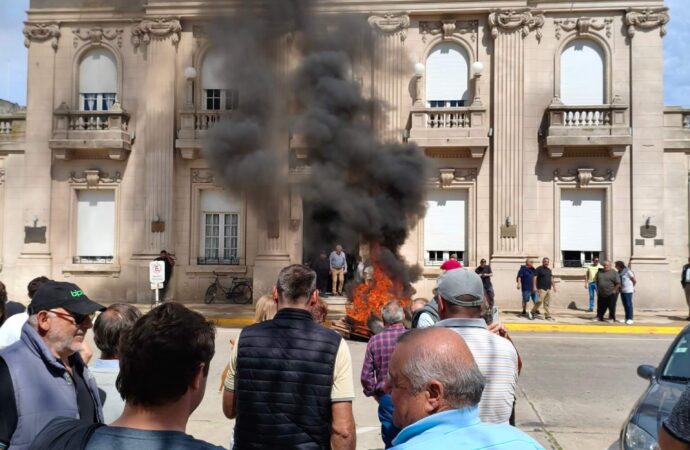 “Estamos hartos”: fuerte protesta de productores frente al municipio de 9 de julio por las inundaciones