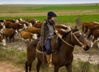 Manos que cuidan la tierra: la sustentabilidad en el agro, una cuestión de familia